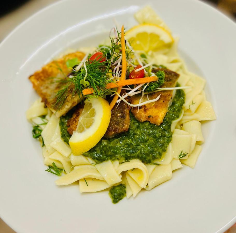 Traditionsgasthaus Goldener Loewe Riesa Restaurant & Pension エクステリア 写真